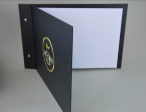 Porte-menu carton - Habillage personnalisé contre collé - Fixation par rivets